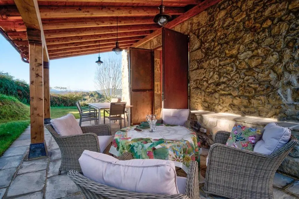 Villa La Cabaña de Carmen, entre Santander y Cabárceno. Liaño