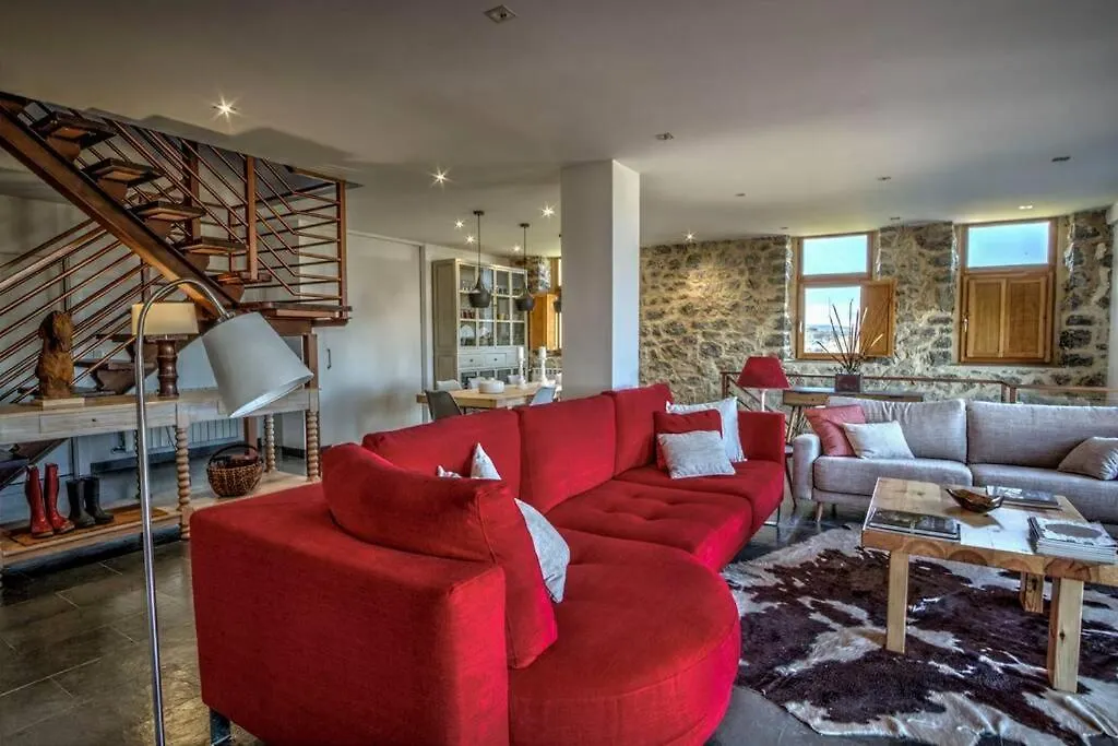 Villa La Cabaña de Carmen, entre Santander y Cabárceno. Liaño